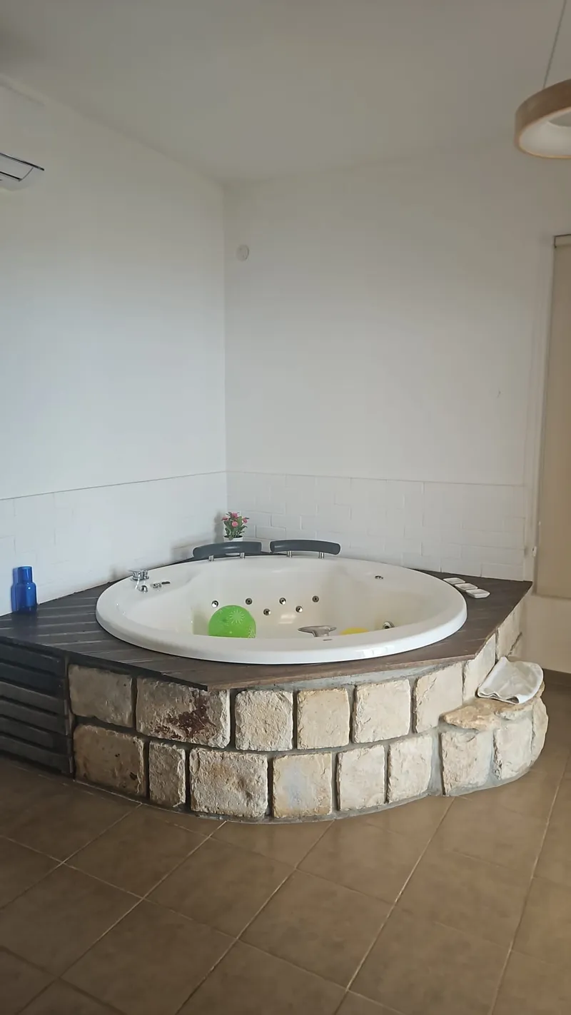 אדום לבן 30